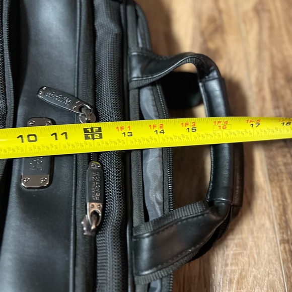 Kenneth Cole Reaction Laptop Case for up to 17" computers - Picture 8 of 15